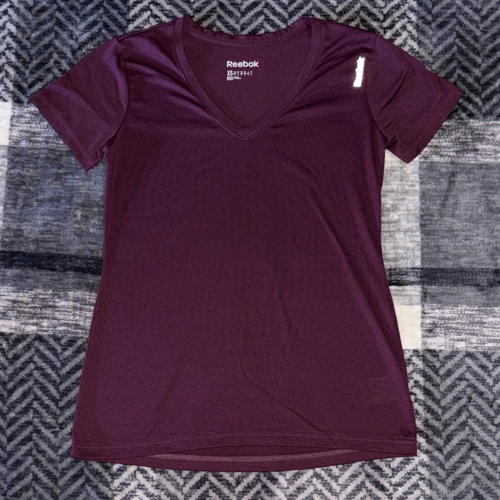 🐢Reebok Women's Plum V-Neck Short Sleeve Tee